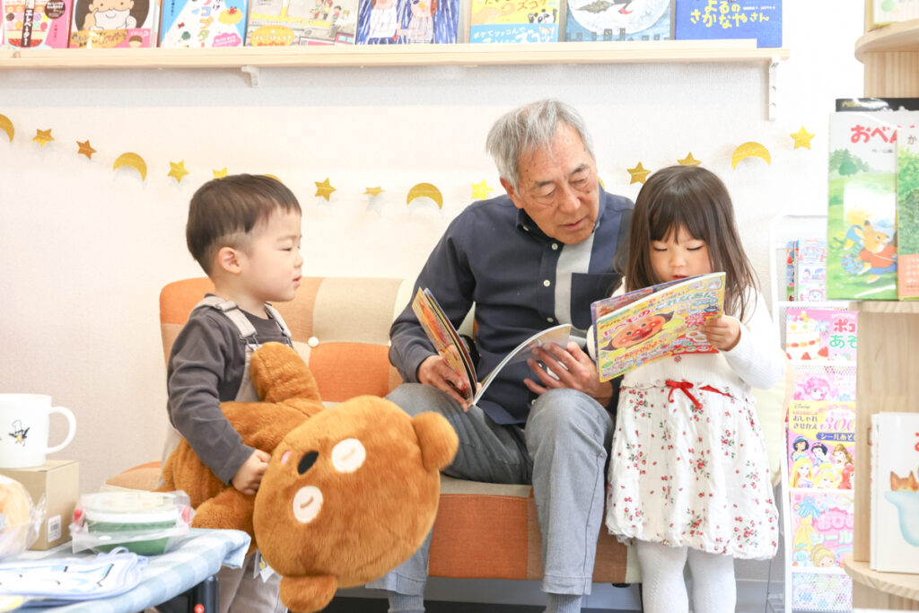 店内で絵本を読みきかせする写真